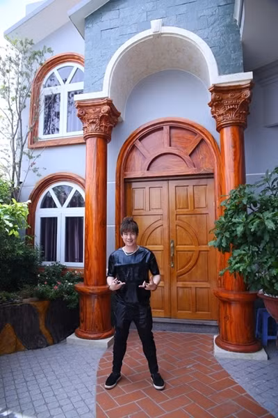 Khánh Phương may mắn được sinh ra trong một gia đình giàu có.