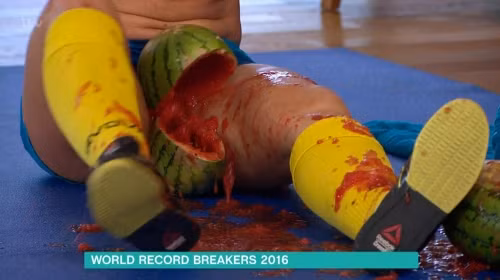 Gặp cô gái có thể dùng đùi kẹp nát 3 quả dưa hấu trong 14 giây - Ảnh 2