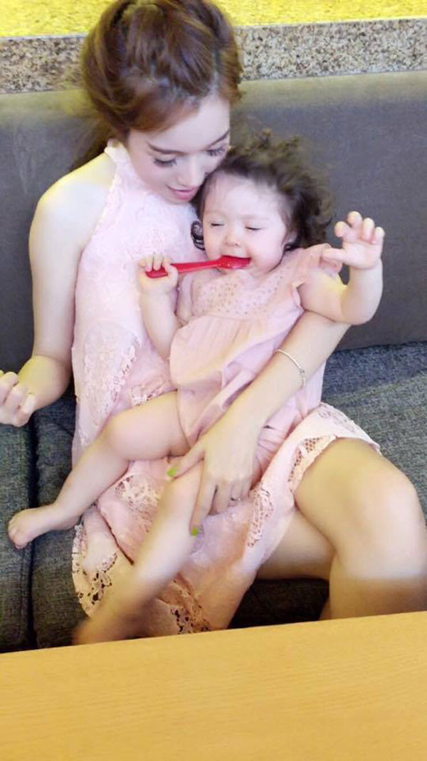 10 set đồ đôi mẹ con cùng kute của Elly Trần và bé Mộc Trà