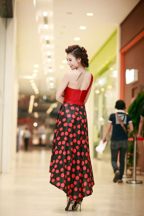 Người đẹp Việt và những hình xăm lớn gây xôn xao ảnh 14 Người đẹp Việt và những hình xăm lớn gây xôn xao - 14