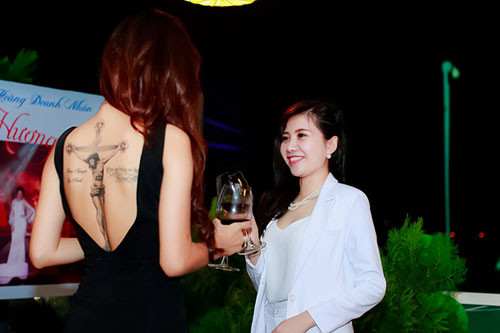 Người đẹp Việt và những hình xăm lớn gây xôn xao ảnh 2 Người đẹp Việt và những hình xăm lớn gây xôn xao - 2