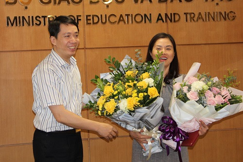 Ông Phạm Quang Hưng - Cục trưởng Cục Hợp tác Quốc tế tặng hoa chúc mừng bà Nguyễn Thị Thanh Minh