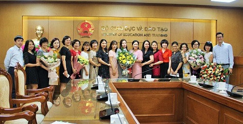 Tân Phó Cục trưởng Cục Quan hệ quốc tế chia sẻ niềm vui với các đồng nghiệp