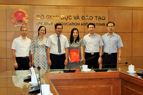 Thứ trưởng Nguyễn Văn Phúc cùng lãnh đạo các Cục, Vụ của Bộ GD&ĐT chúc mừng bà Nguyễn Thị Thanh Minh