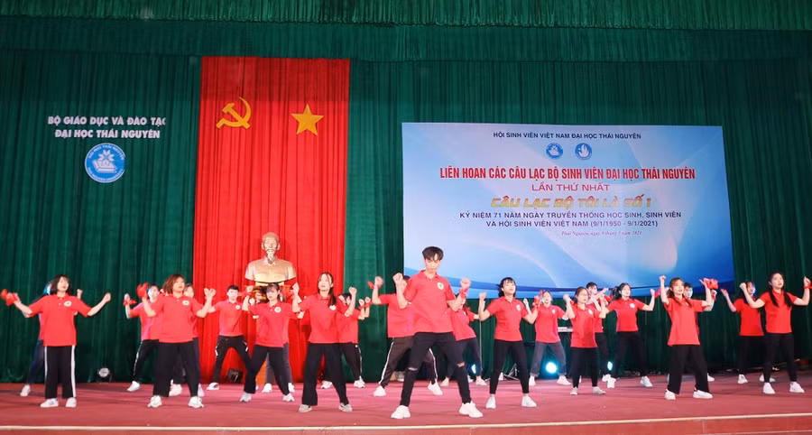 Phần thi dân vũ sôi động của các CLB sinh viên