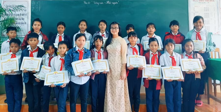 Cô Nguyễn Thị Mỹ Duyên cùng học sinh. Ảnh: NVCC