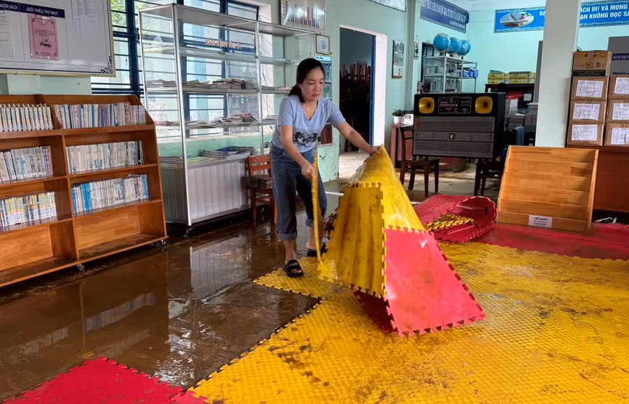 Các thiết bị nghe nhìn ở thư viện Trường Tiểu học Hồng Quang được kê kích lên cao khi có mưa kéo dài. Ảnh: TG