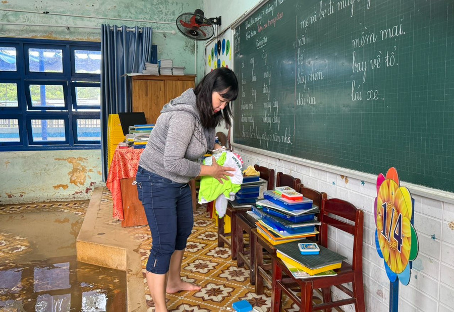 Đồ dùng học tập của học sinh trong các lớp học ở tầng trệt của Trường Tiểu học Hồng Quang được di chuyển lên bục giảng. Ảnh: TG Đồ dùng học tập của học sinh trong các lớp học ở tầng trệt của Trường Tiểu học Hồng Quang được di chuyển lên bục giảng. Ảnh: TG