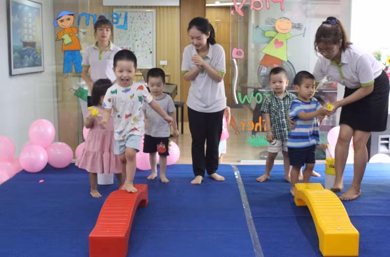 Cô trò cùng vui với trò chơi trong giờ học ở Trường Mầm non Eduplay Hà Nội.