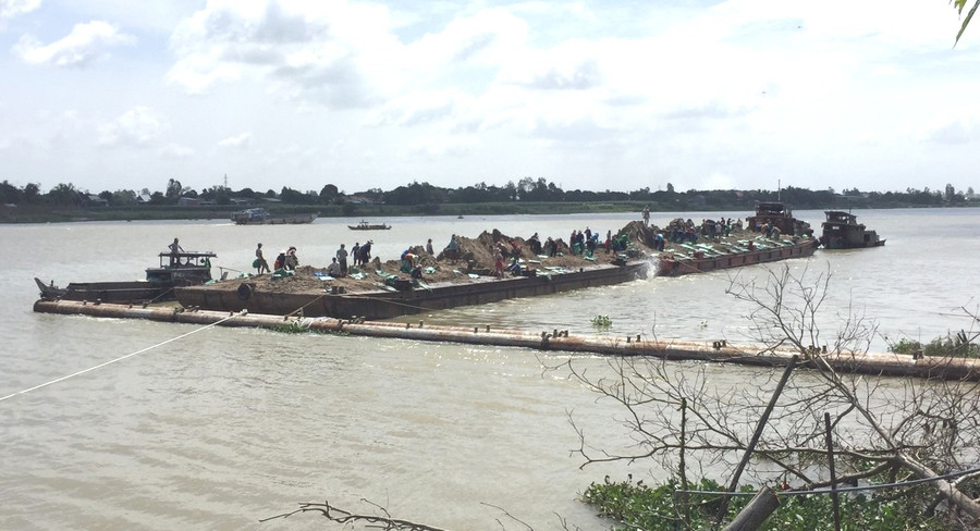 Việc thả bao cát chống sạt lở đã không phát huy tác dụng Việc thả bao cát chống sạt lở đã không phát huy tác dụng