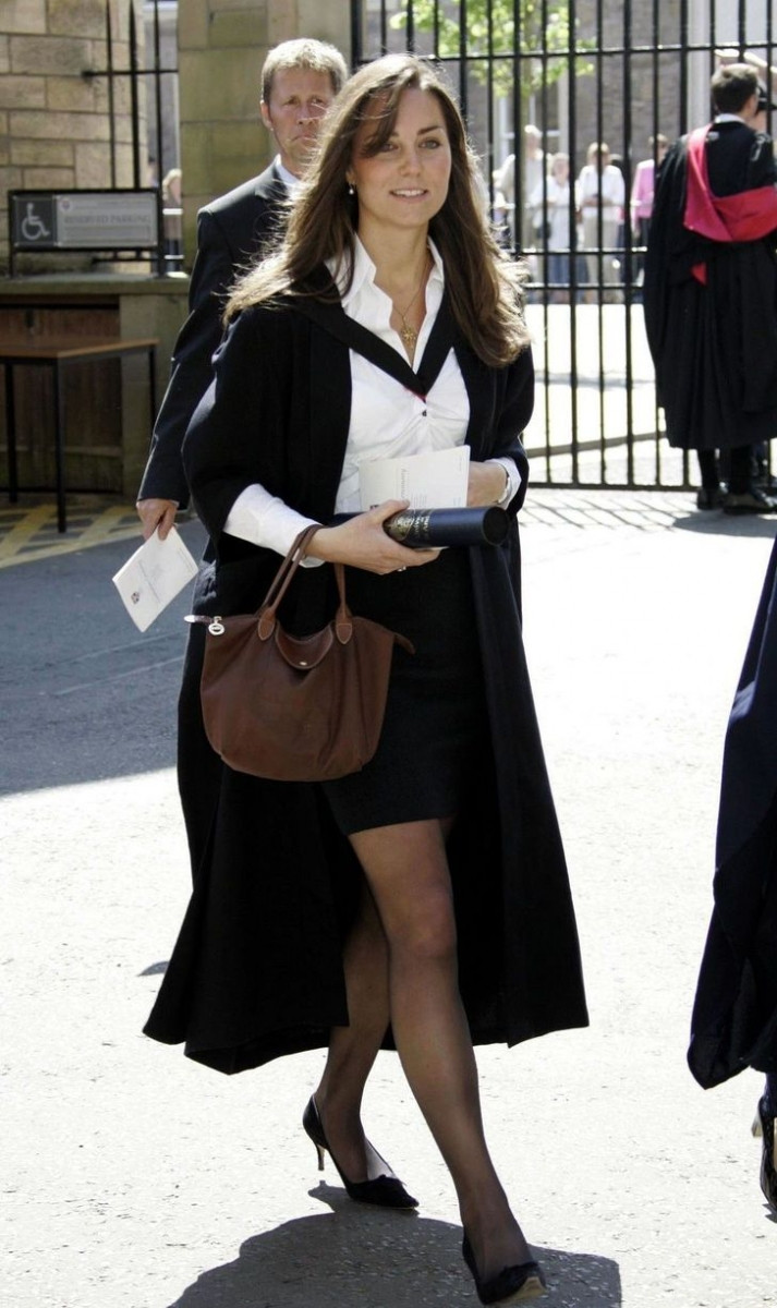Bức ảnh này được chụp vào tháng 6/2005, Kate Middleton trông rạng rỡ trong ngày tốt nghiệp Đại học St. Andrews ở Scotland, nơi cô lấy bằng thạc sĩ nghệ thuật về lịch sử nghệ thuật. Đó cũng là nơi cô gặp Hoàng tử William.