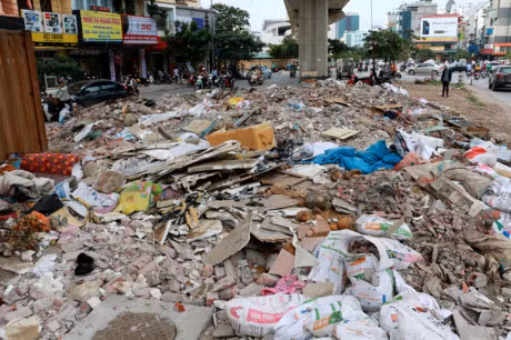 Gam duong sat tren cao Cat Linh-Ha Dong bien thanh noi tap ket phe thai - Anh 7