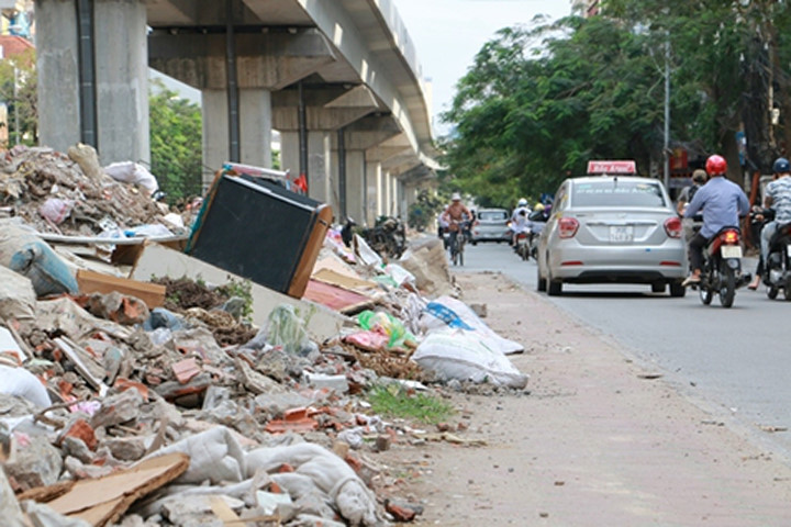 Gầm đường sắt trên cao Cát Linh-Hà Đông biến thành nơi tập kết phế thải