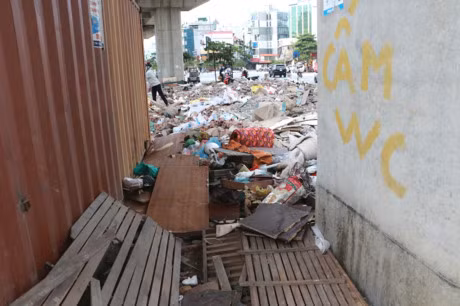 Gam duong sat tren cao Cat Linh-Ha Dong bien thanh noi tap ket phe thai - Anh 10