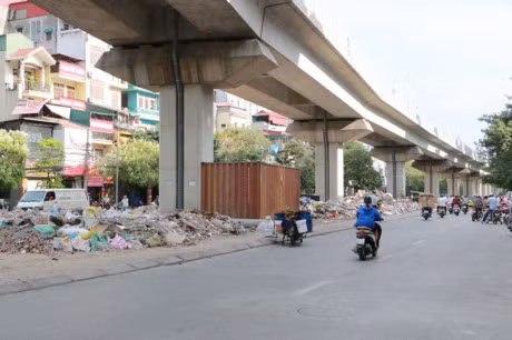 Gam duong sat tren cao Cat Linh-Ha Dong bien thanh noi tap ket phe thai - Anh 1