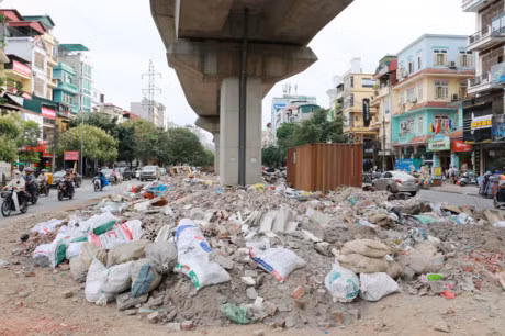Gam duong sat tren cao Cat Linh-Ha Dong bien thanh noi tap ket phe thai - Anh 2