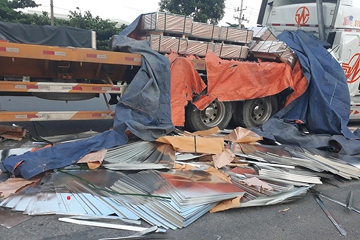 ​Hàng trăm tấm tôn sắc lẹm "bay" xuống đường tấp nập người qua lại