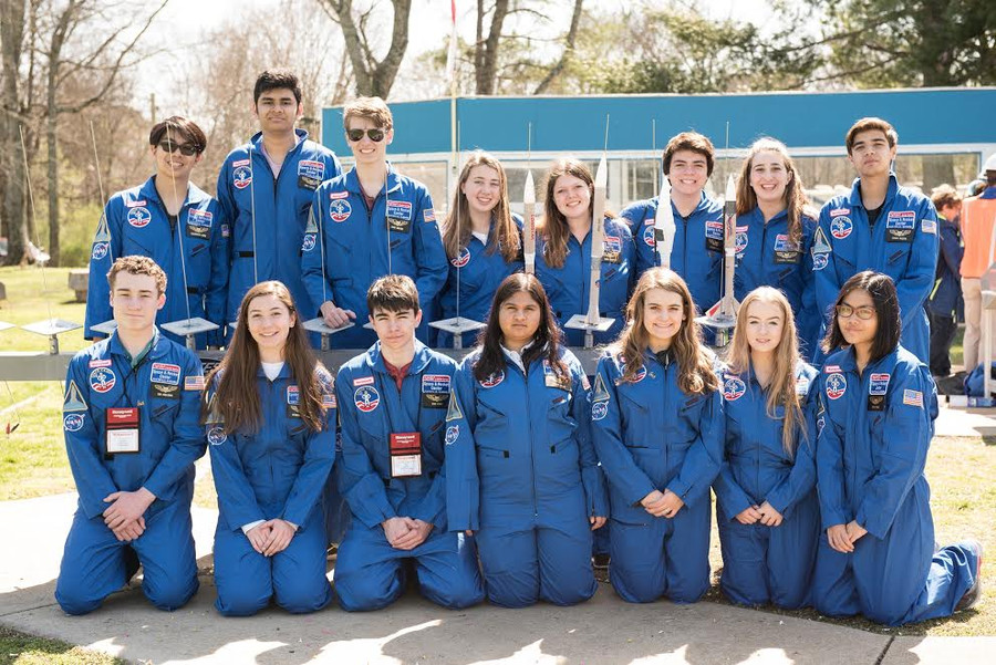 Nhâm Bảo Khanh tham gia hoạt động phóng thử tên lửa (hàng trước, ngoài cùng bên phải)