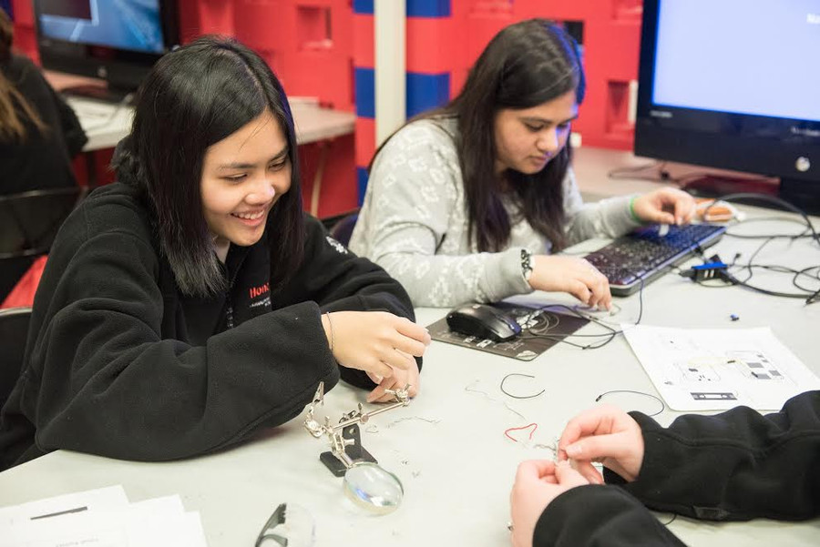 Nhâm Bảo Khanh tham gia hoạt động robo testing (thử nghiệm robo)