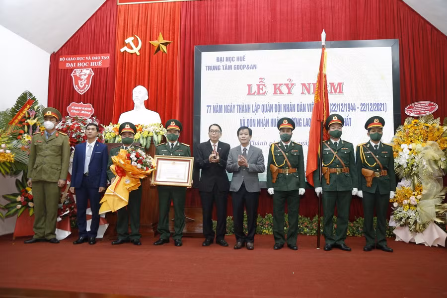 Ông Nguyễn Văn Phương - Chủ tịch UBND tỉnh Thừa Thiên Huế đã trao tặng Huân chương Lao động hạng Nhất cho Trung tâm GDQP&AN ĐH Huế.