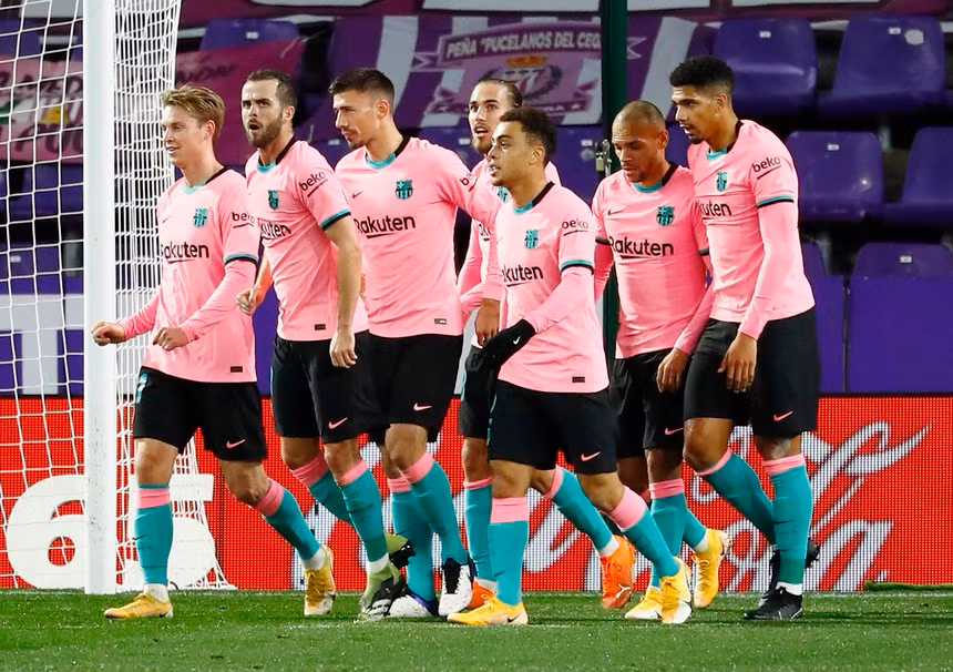 Chủ nhà bố trí hàng thủ số đông, nhưng bất lực trước những tình huống đi bóng kỹ thuật của Messi. Phút 35, siêu sao người Argentina vượt qua 2 hậu vệ, rồi mở bóng cho Sergino Dest băng lên từ cánh phải. Cựu sao Ajax căng ngang để Braithwaite băng vào dứt điểm nhân đôi cách biệt cho Barca.