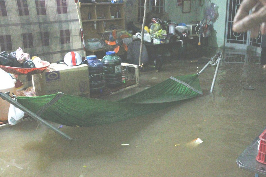 Nước ngập khiến nhiều gia đình cuộc sống bị đảo lộn. Nước ngập khiến nhiều gia đình cuộc sống bị đảo lộn.