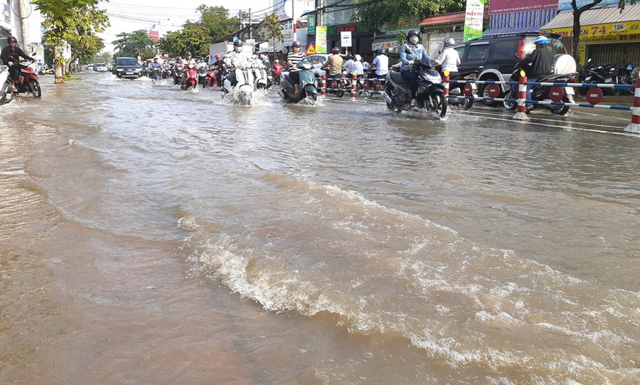 Nước ngập khiến việc di chuyển của người dân gặp nhiều khó khăn. Nước ngập khiến việc di chuyển của người dân gặp nhiều khó khăn.