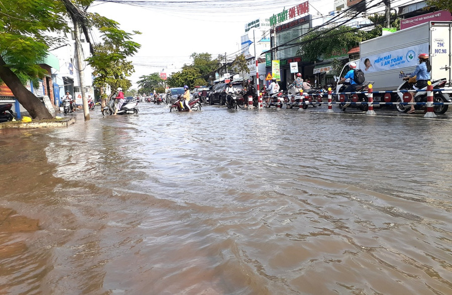 Sáng 30/9, nước ngập sâu đoạn đường Cách mạng tháng 8. Sáng 30/9, nước ngập sâu đoạn đường Cách mạng tháng 8.