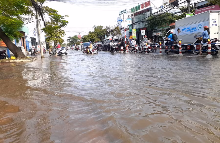 Sáng 30/9, nước ngập sâu đoạn đường Cách mạng tháng 8.