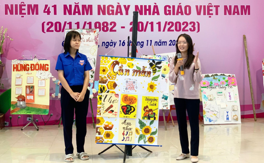 Học sinh Trường THPT chuyên Lê Khiết tham gia cuộc thi thiết kế báo tường sáng tạo ứng dụng STEM. Ảnh: NTCC Học sinh Trường THPT chuyên Lê Khiết tham gia cuộc thi thiết kế báo tường sáng tạo ứng dụng STEM. Ảnh: NTCC