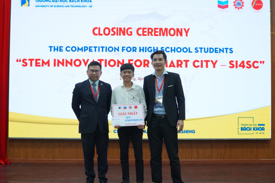 Ban tổ chức trao giải cho tác giải của dự án đạt giải Nhất.