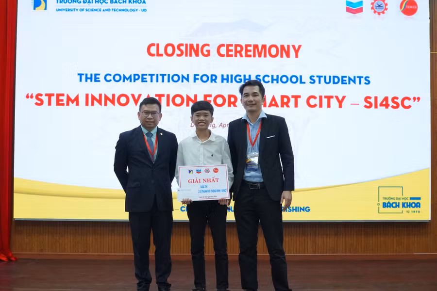 Ban tổ chức trao giải cho tác giải của dự án đạt giải Nhất.