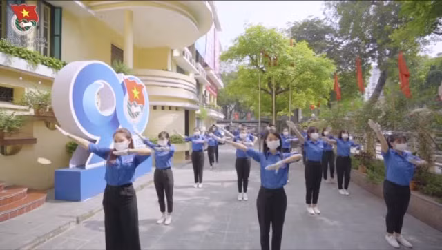 Các đoàn viên lan tỏa thử thách nhảy “Bầu cử trách nhiệm - Chống dịch toàn diện”.