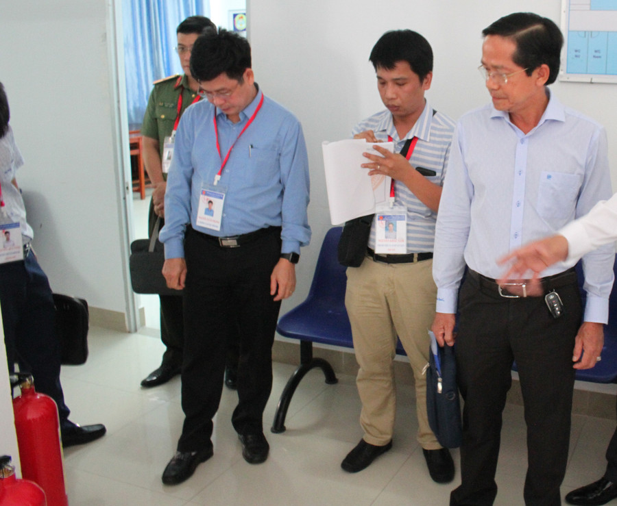 Ban Chỉ đạo thi tỉnh Cà Mau kiểm tra cơ sở vật chất tại địa điểm chấm thi.