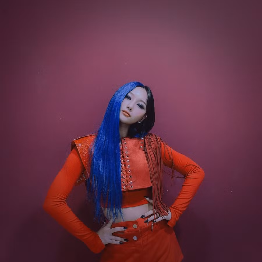 Siyeon đã từng gợi ý muốn để tóc màu rực rỡ và cuối cùng cô ấy đã thử nó trong “Boca”! Màu xanh lam tương phản rõ rệt với màu đen và nó trông thật ấn tượng!