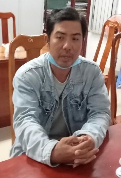 Đương tại cơ quan công an (Ảnh do công an cung cấp).