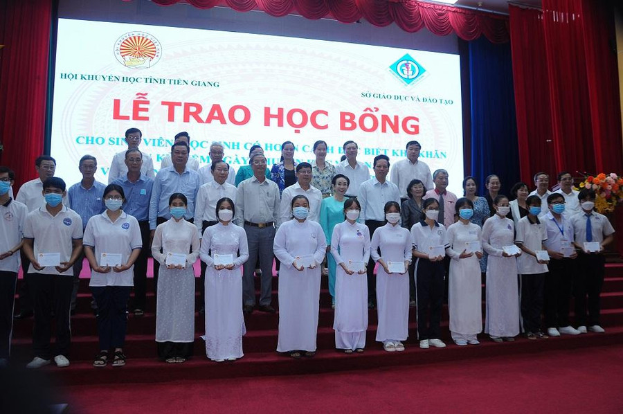 Học sinh, sinh viên hoàn cảnh khó khăn nhận học bổng.