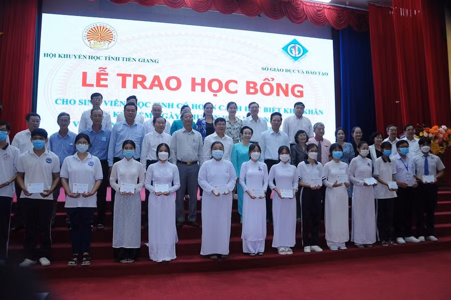 Học sinh, sinh viên hoàn cảnh khó khăn nhận học bổng.