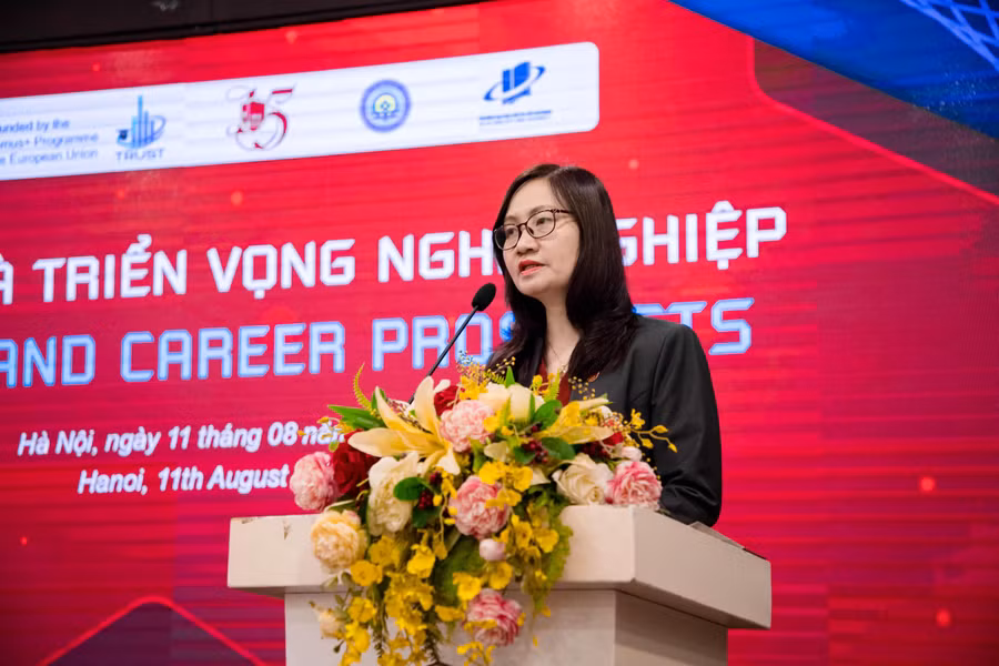 PGS.TS Nguyễn Anh Thu - Phó Hiệu trưởng Trường ĐH Kinh tế, ĐHQG Hà Nội: Fintech là một chương trình mang tính chất liên ngành, không chỉ mới về nội dung mà còn mới trong cách thức thực hiện khi phối kết hợp giữa 3 trường ĐH tại Việt Nam và các trường tại Phillippines, châu Âu…