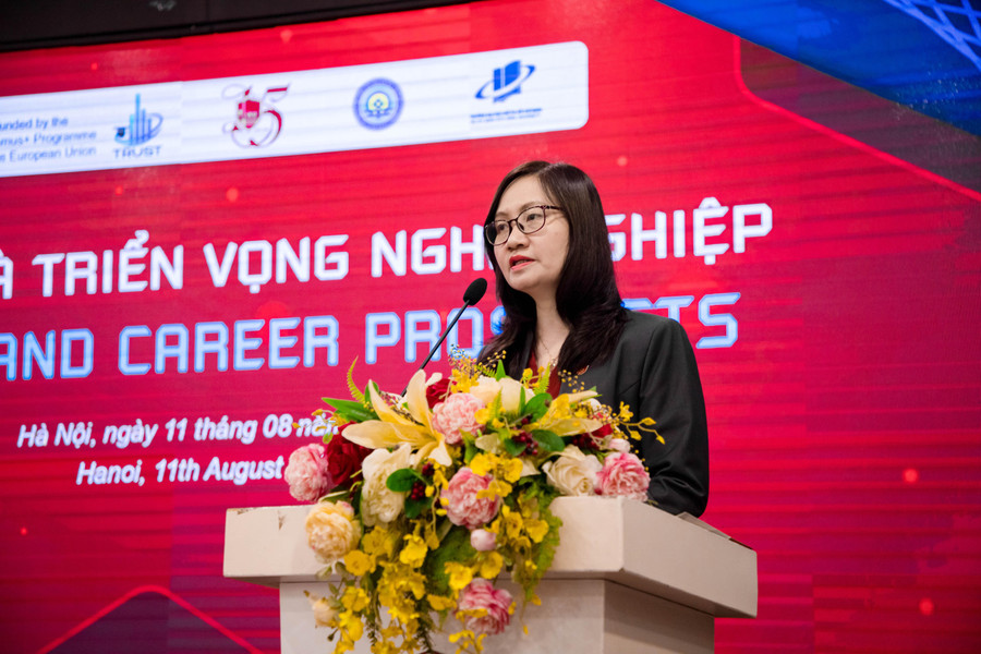 PGS.TS Nguyễn Anh Thu - Phó Hiệu trưởng Trường ĐH Kinh tế, ĐHQG Hà Nội: Fintech là một chương trình mang tính chất liên ngành, không chỉ mới về nội dung mà còn mới trong cách thức thực hiện khi phối kết hợp giữa 3 trường ĐH tại Việt Nam và các trường tại Phillippines, châu Âu… PGS.TS Nguyễn Anh Thu - Phó Hiệu trưởng Trường ĐH Kinh tế, ĐHQG Hà Nội: Fintech là một chương trình mang tính chất liên ngành, không chỉ mới về nội dung mà còn mới trong cách thức thực hiện khi phối kết hợp giữa 3 trường ĐH tại Việt Nam và các trường tại Phillippines, châu Âu…