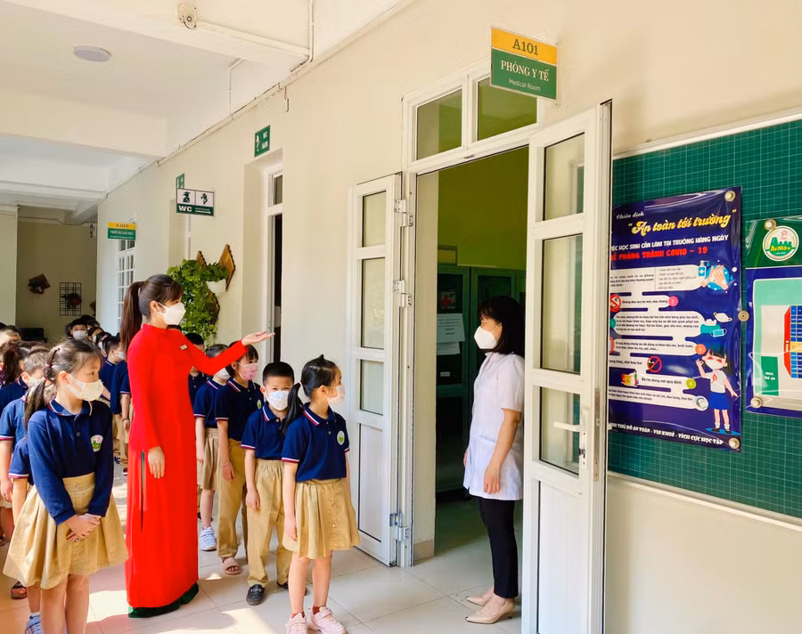 Cô trò Trường Tiểu học Ái Mộ B, Long Biên, Hà Nội.