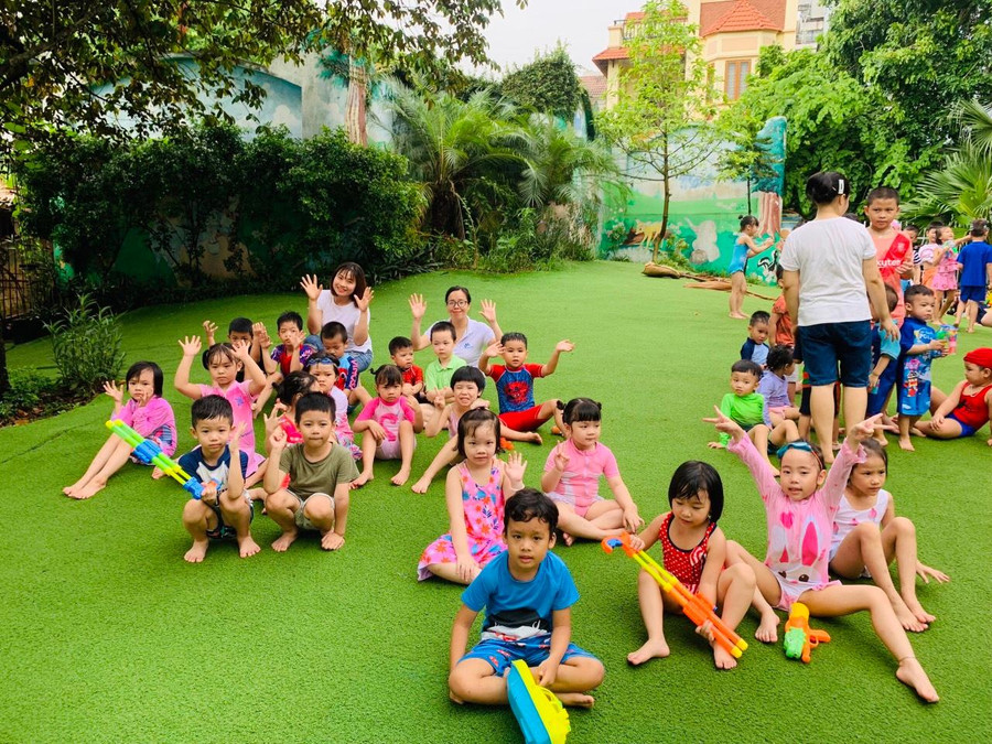 Cô trò Trường mầm non Ban Mai (Hà Nội) trong giờ hoạt động ngoài trời. Cô trò Trường mầm non Ban Mai (Hà Nội) trong giờ hoạt động ngoài trời.