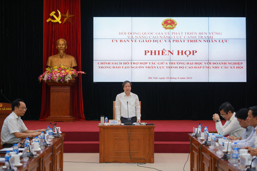 Bộ trưởng Bộ GD&amp;ĐT Nguyễn Kim Sơn - Chủ tịch Ủy ban về Giáo dục và phát triển nhân lực - phát biểu tại phiên họp.