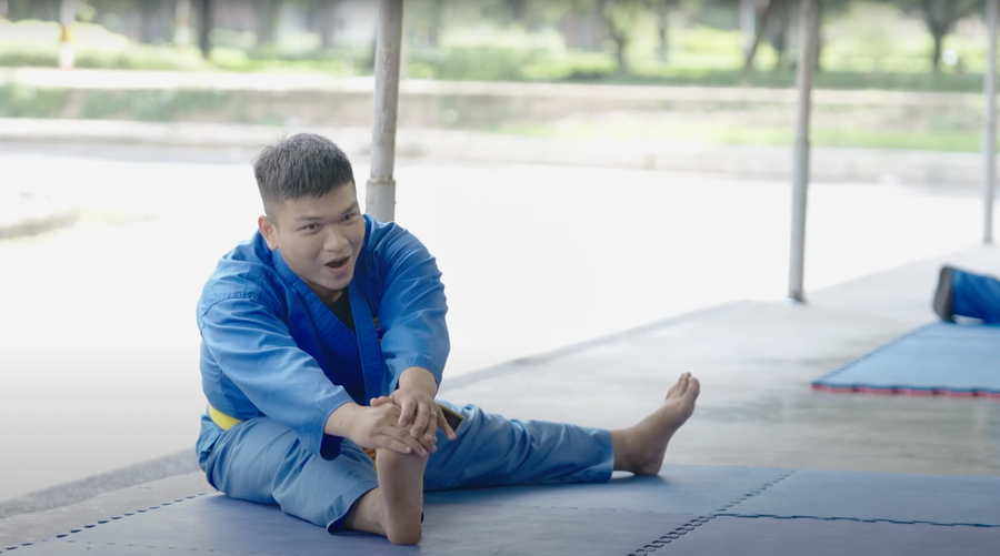 Thầy Hồ Ngọc Lợi trong một khung hình giảng dạy tại Sao nhập học.