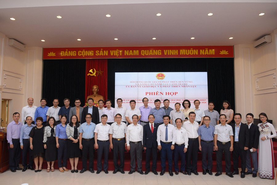 Các đại biểu dự phiên họp chụp ảnh lưu niệm.