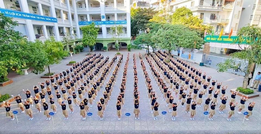 Giờ thể dục của học sinh Trường Tiểu học Ái Mộ (Long Biên, Hà Nội). Giờ thể dục của học sinh Trường Tiểu học Ái Mộ (Long Biên, Hà Nội).