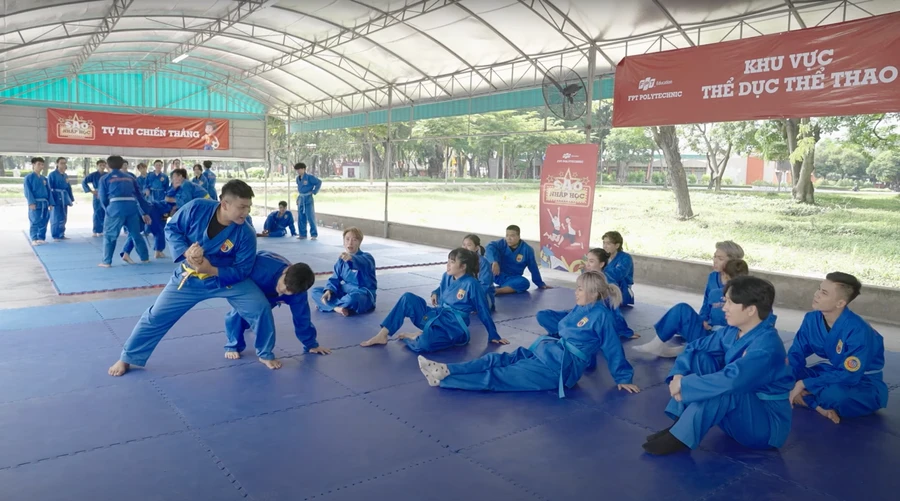 Thầy Hồ Ngọc Lợi trong giờ dạy Vovinam.