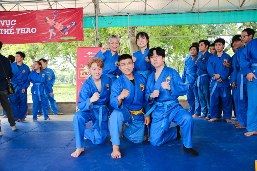 Thầy Ngọc Lợi cùng “bộ tứ” Sao nhập học.