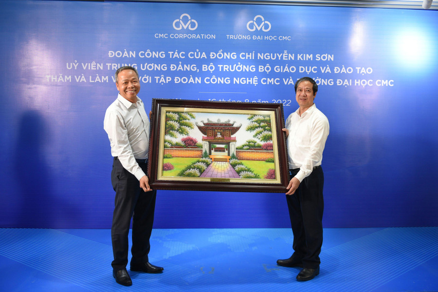 Bộ trưởng Nguyễn Kim Sơn thay mặt đoàn công tác tặng quà lưu niệm cho Tập đoàn CMC. Bộ trưởng Nguyễn Kim Sơn thay mặt đoàn công tác tặng quà lưu niệm cho Tập đoàn CMC.