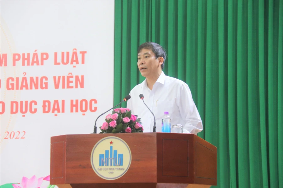 TS. Vũ Minh Đức - Cục trưởng Cục Nhà giáo và Cán bộ quản lý giáo dục phát biểu tại hội nghị tập huấn.